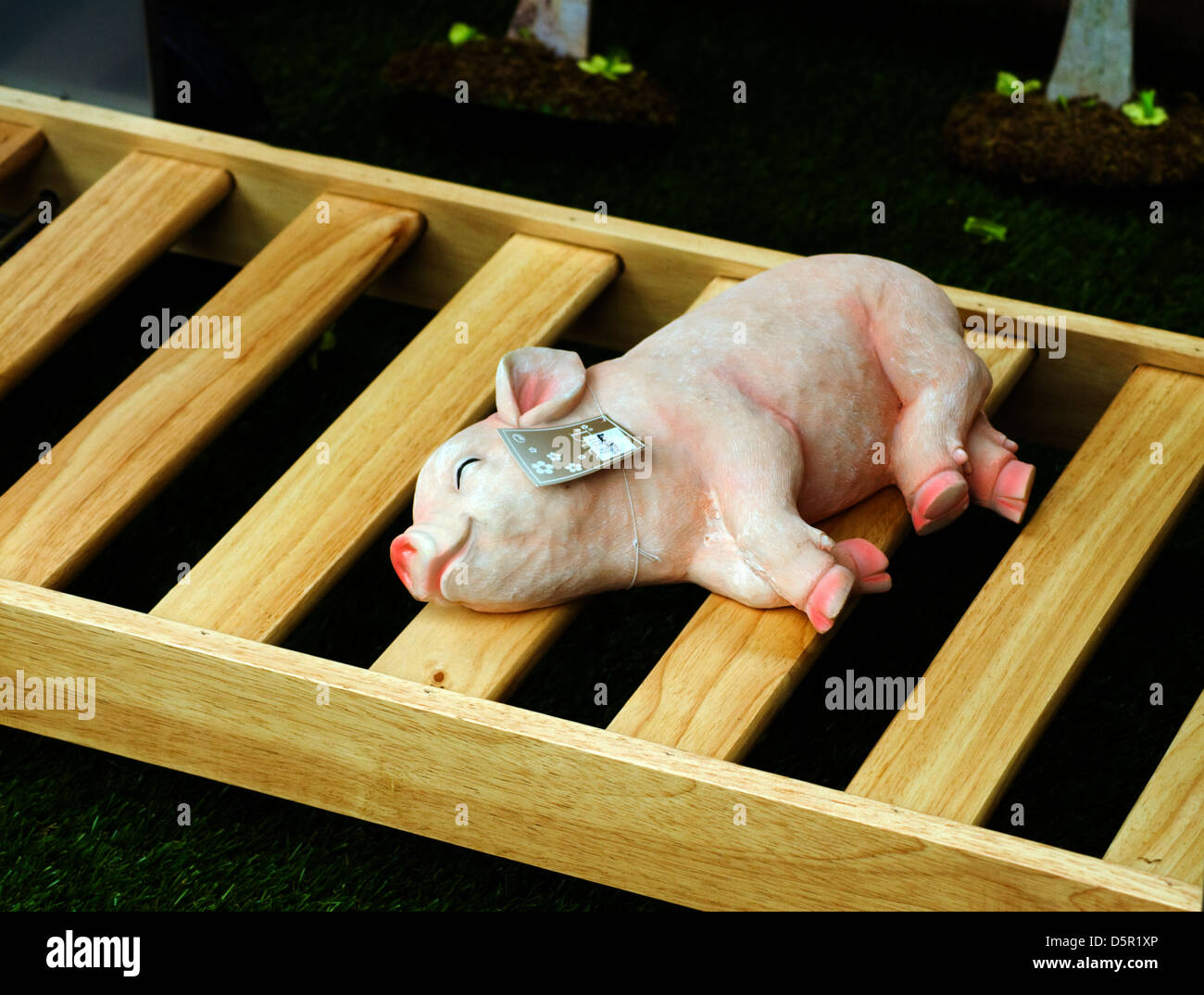 Ferkel, Stein Gartenfiguren. Gartenornament. Stockfoto
