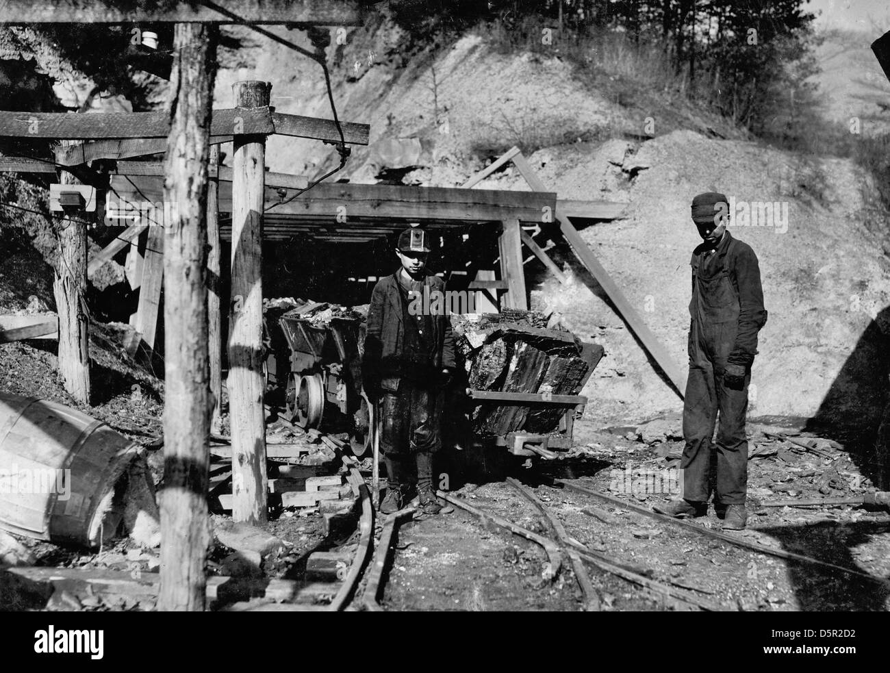 Harte Arbeit und gefährlich für einen jungen. James O'Dell, ein Schmierer und Kupplung auf den Zechen der Cross Mountain Mine, Knoxville Iron Co., in der Nähe von Coal Creek, Tenn James wurde dort vier Monate. Hilft schieben diese stark belastete Autos. Scheint etwa 12 oder 13 Jahre alt sein. Ort: Coal Creek, Tennessee. Kinderarbeit, um 1910 Stockfoto