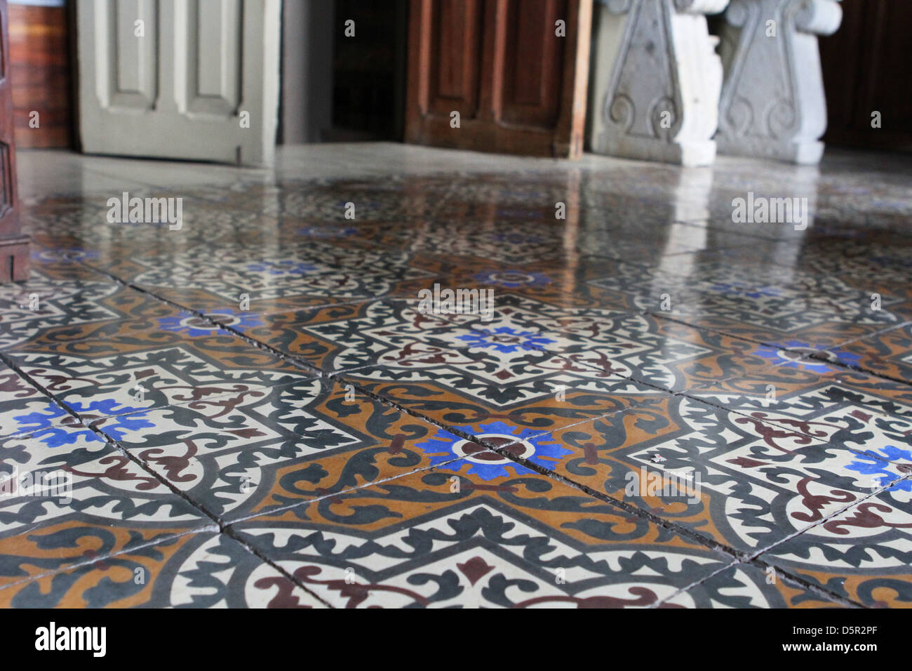 Ein farbenfroher, alter Fliesenboden im Gästehaus Casa Mexilio in Merida, Mexiko. Stockfoto