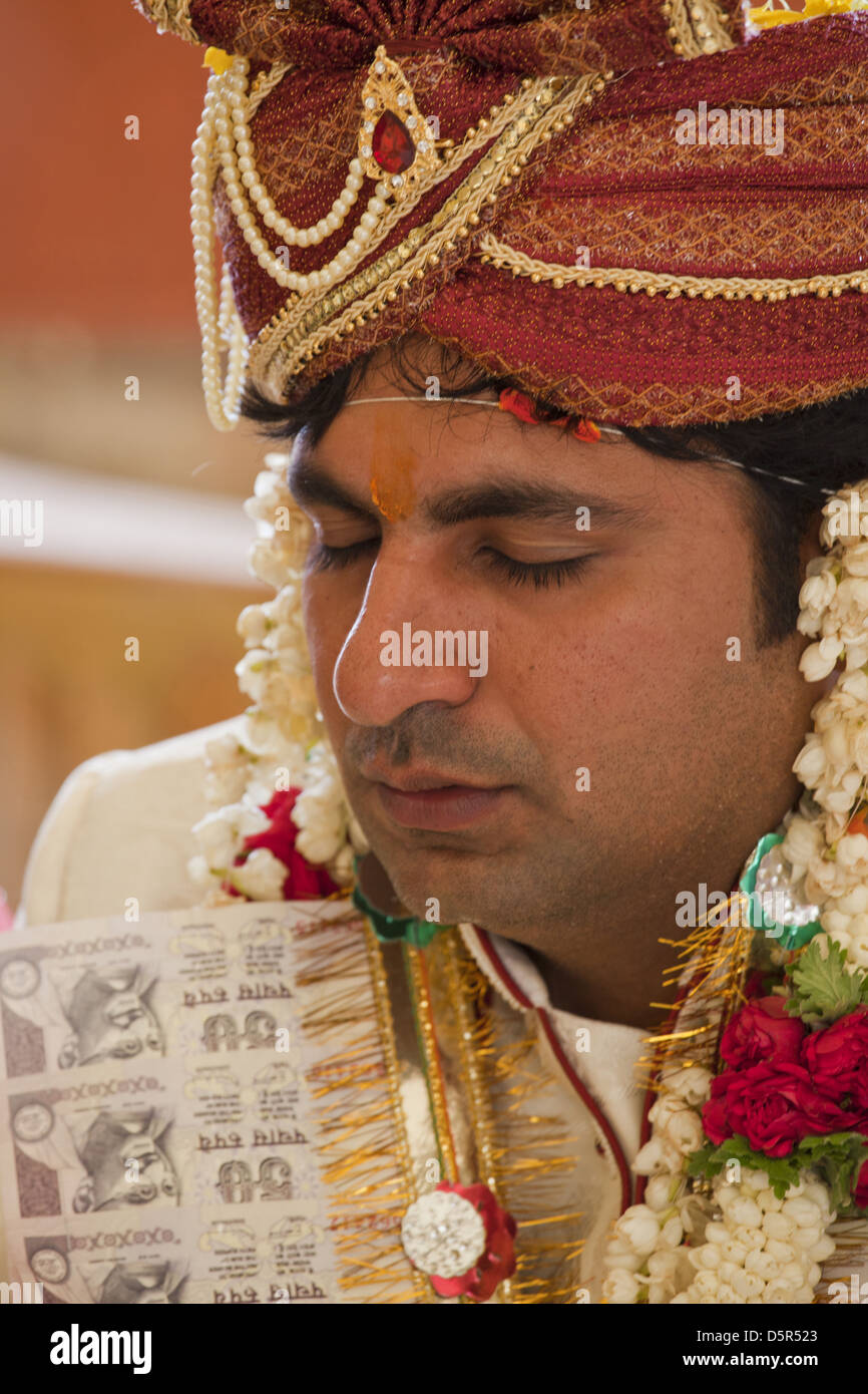 Schöne indische Bräutigam auf seiner Hochzeit. Stockfoto