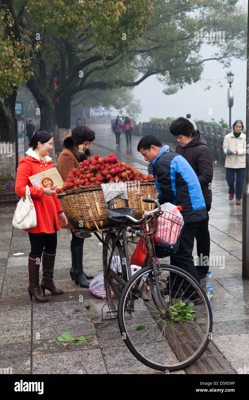 Obst-Verkäufer, Guilin, China Stockfoto