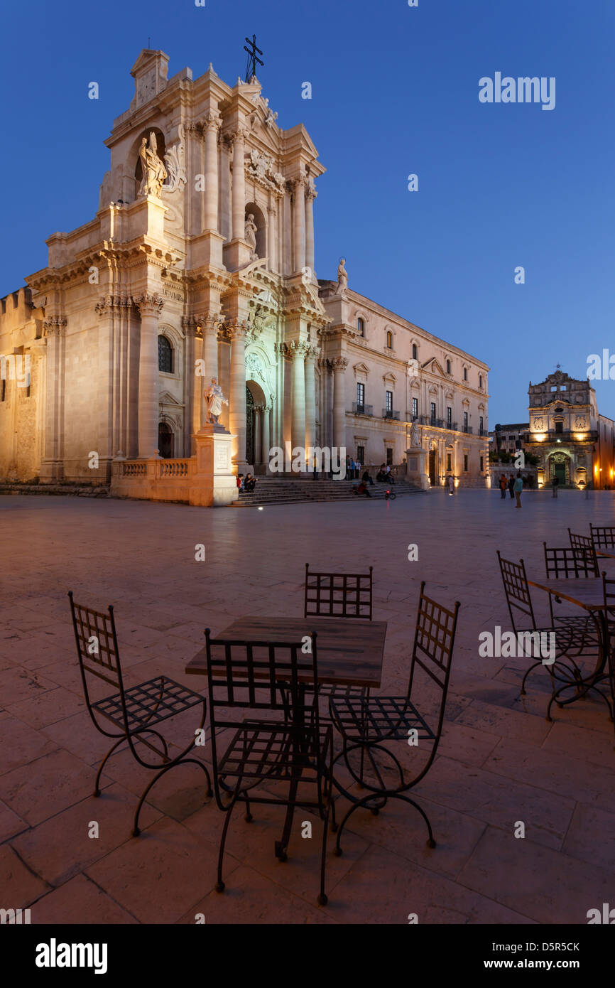 Ortigia, Siracusa (Syrakus). Das "Piazza Duomo" Quadrat mit der beleuchteten Fassade des Duomo (Kathedrale). Sizilien, Italien. Stockfoto