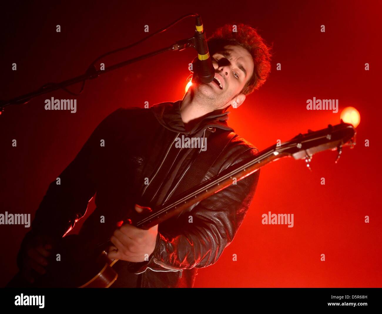 Berlin, Deutschland. 7. April 2013. Sänger und Gitarrist führt Levon wurde von der US-Rock-Band Black Rebel Motorcycle Club in der C-Halle in Berlin, Deutschland, 7. April 2013. Die Band präsentiert ihr neue Album "Gespenst auf dem fest". Foto: Britta Pedersen/Dpa/Alamy Live News Stockfoto