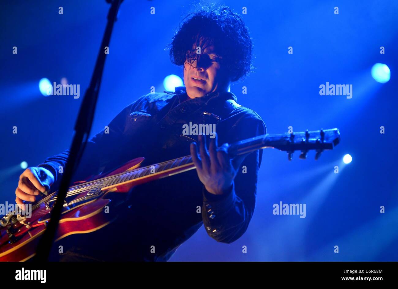 Berlin, Deutschland. 7. April 2013. Sänger und Gitarrist Peter Hayes von der US-Rock-Band Black Rebel Motorcycle Club führt in der C-Halle in Berlin, Deutschland, 7. April 2013. Die Band präsentiert ihr neue Album "Gespenst auf dem fest". Foto: Britta Pedersen/Dpa/Alamy Live News Stockfoto