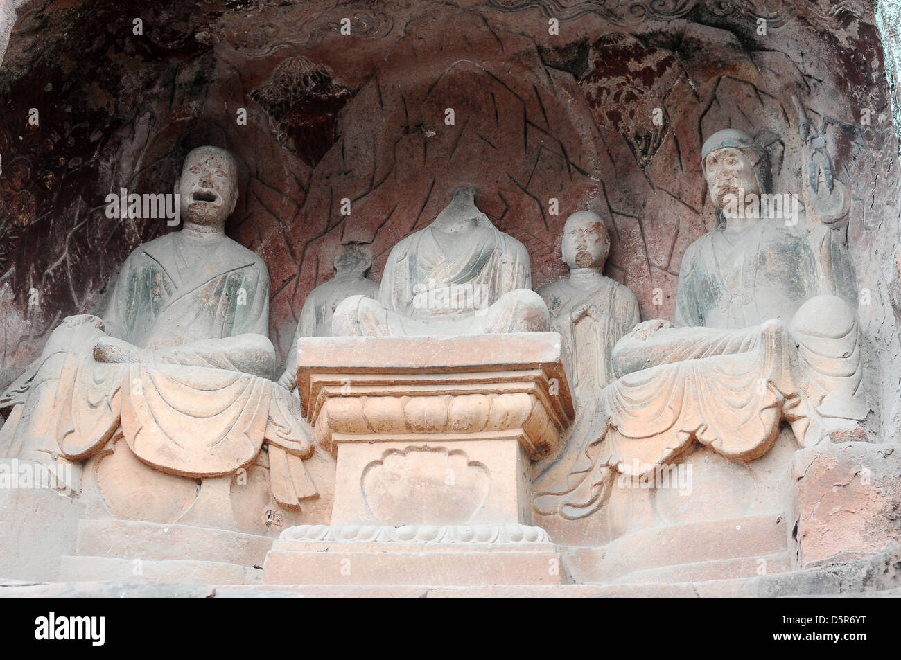 Bau der Tempel Hintergrund Architektur religiöser sitzen alte Carving riesige Felswand rosa Kopf Statue Buddha traditionelle Stockfoto