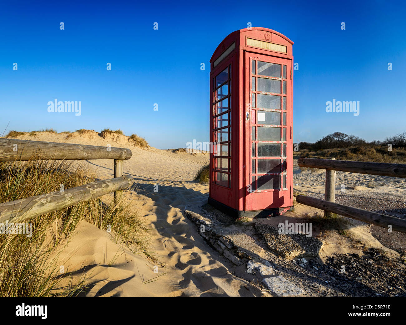 Alte rote Telefonzelle am Strand von Studland in Dorset Stockfoto