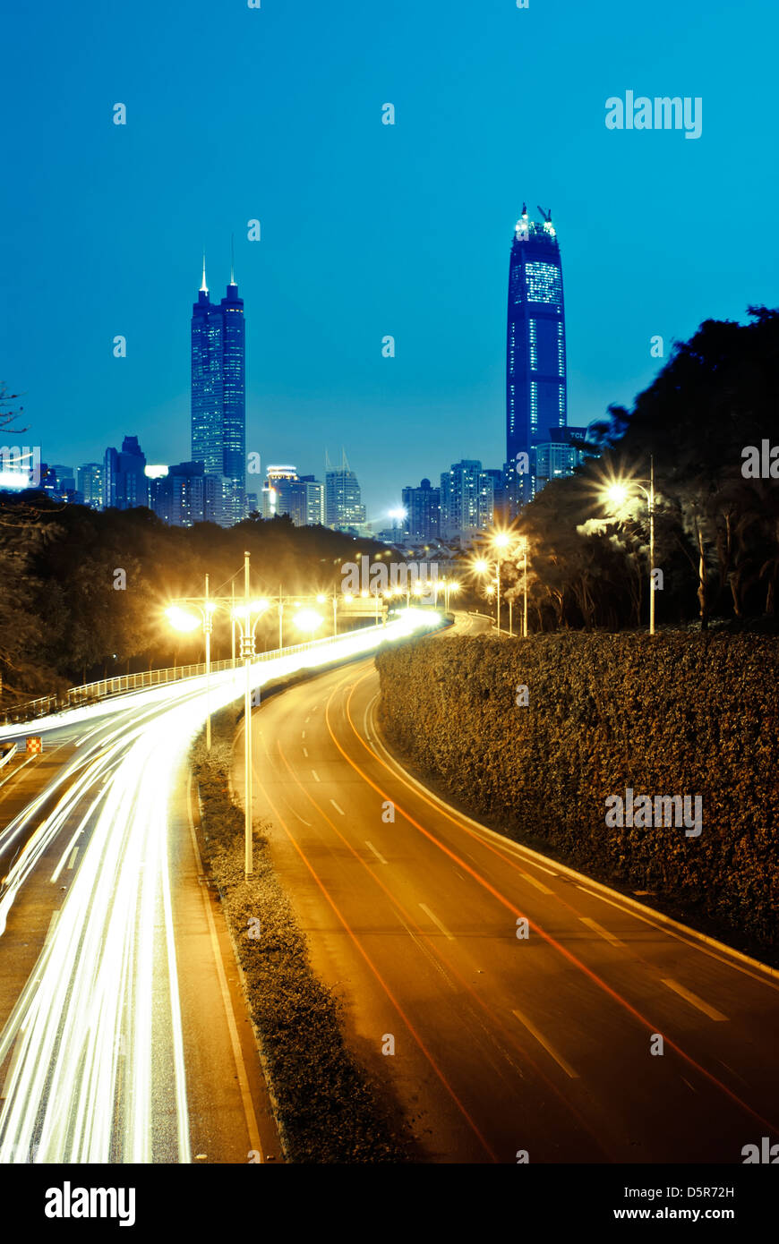 Schnell bewegenden Autos in der Nacht Stockfoto