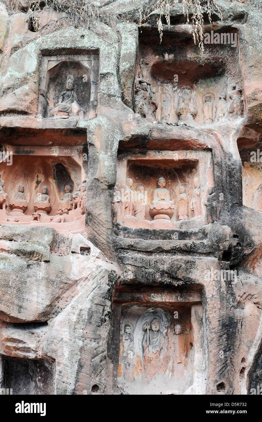 Bau der Tempel Hintergrund Architektur religiöser sitzen alte Carving riesige Felswand rosa Kopf Statue Buddha traditionelle Stockfoto