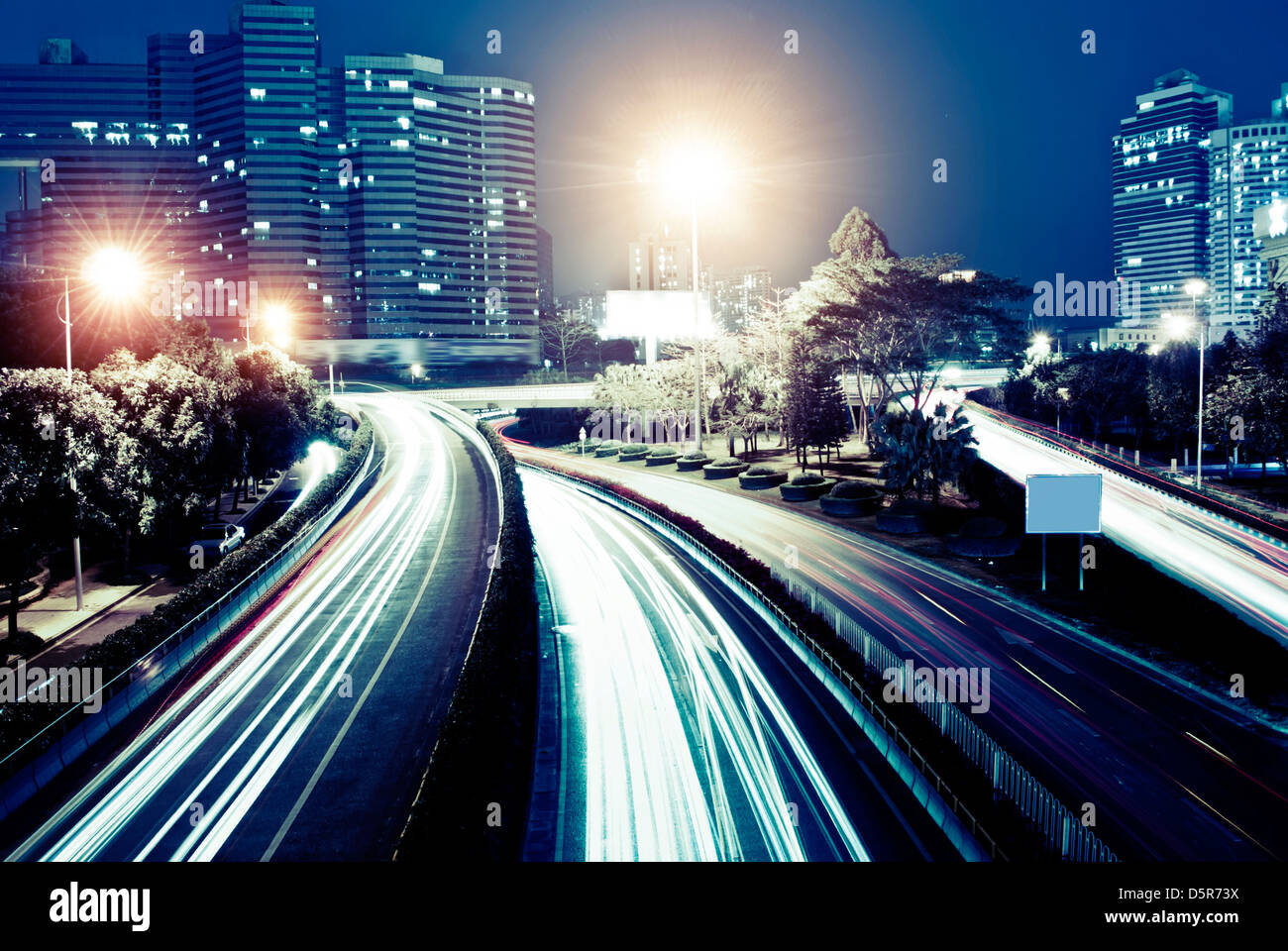 Schnell bewegenden Autos in der Nacht Stockfoto