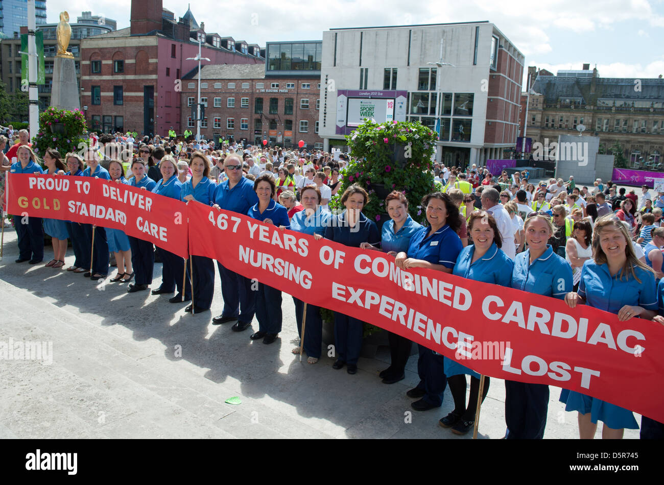 Krankenschwestern aus Leeds General Infirmary verbinden den Protest gegen die geplante Schliessung Stockfoto