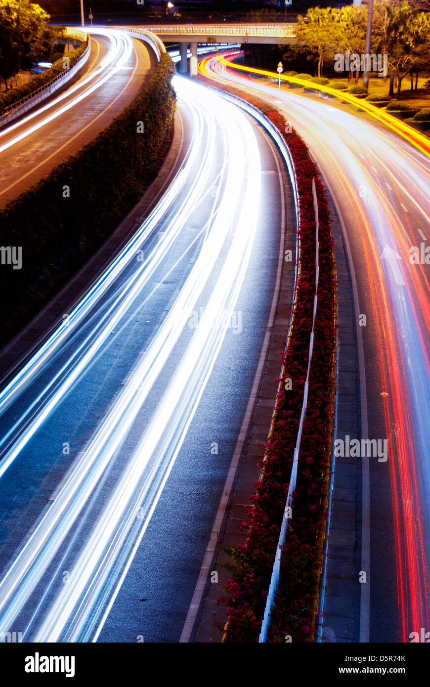 Schnell bewegenden Autos in der Nacht Stockfoto