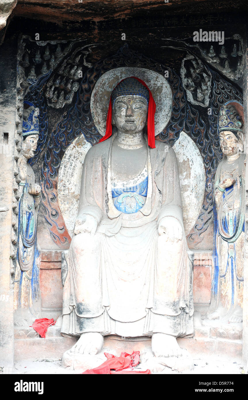Bau der Tempel Hintergrund Architektur religiöser sitzen alte Carving riesige Felswand rosa Kopf Statue Buddha traditionelle Stockfoto