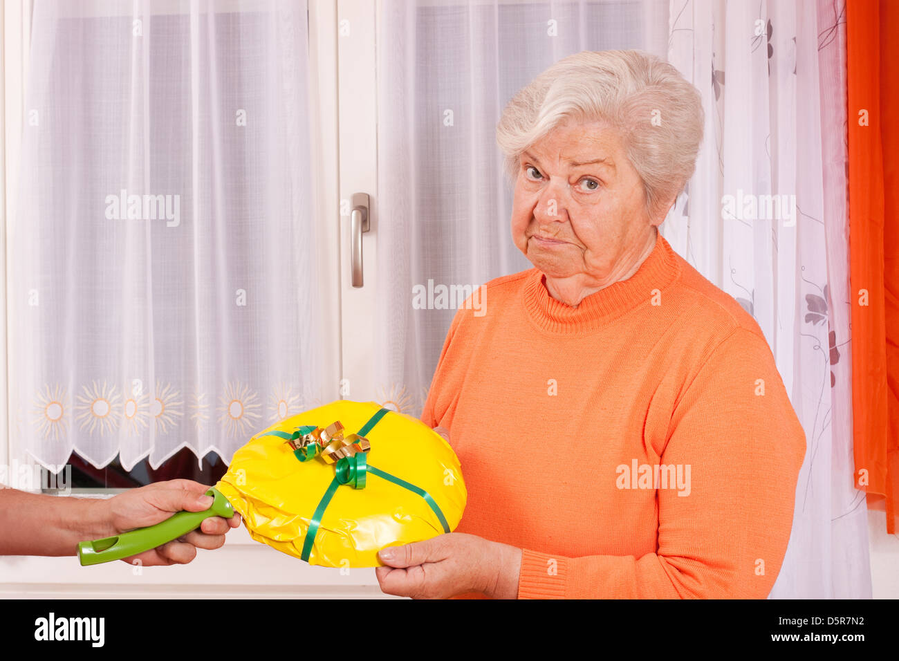 weibliche Senior bekommt eine uninspirierte Geschenk Stockfoto