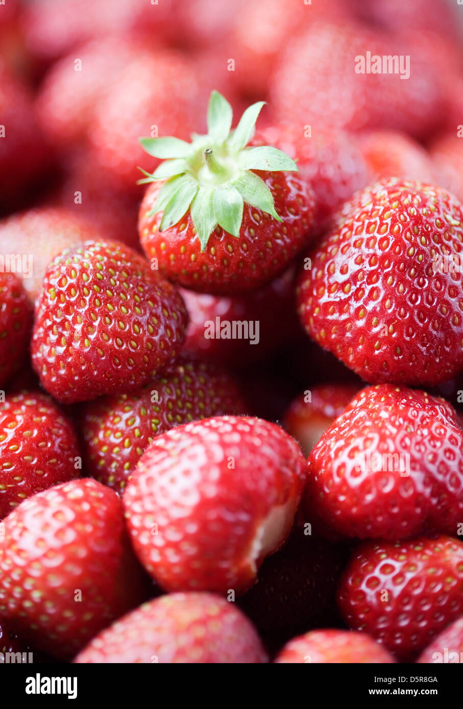 Frische Erdbeeren im Stern geformt Glasschale Stockfoto
