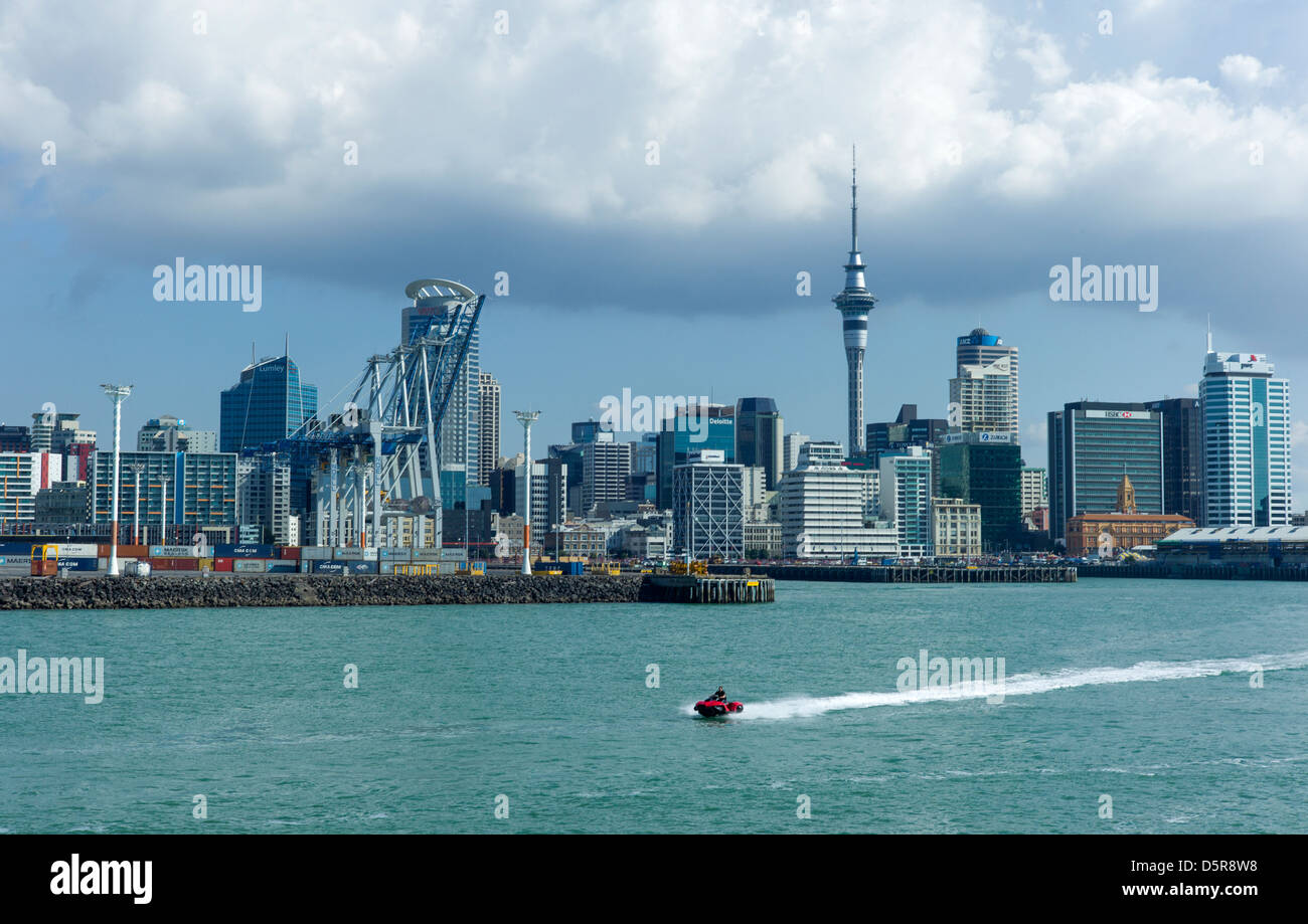Amphibisches Auto im Hafen von Auckland mit dem Central Business District im Hintergrund abgebildet. Stockfoto