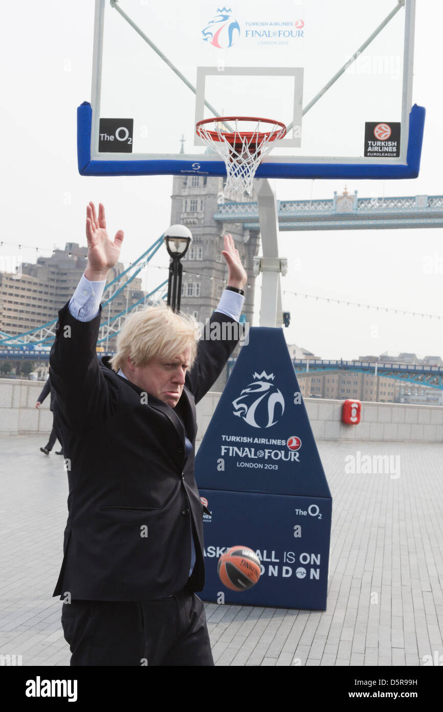 London, Großbritannien. 8. April 2013. Sequenz: Boris Johnson versucht, einen Overhead shot am Korb und Kerben. Londoner Bürgermeister Boris Johnson fördert die 2013 Turkish Airlines Euroleague Final Four Basketball Event in der O2 vom 10.-12. Mai 2013 gespielt zu werden, und das Programm der freien Tätigkeiten, die im Zusammenhang mit der Veranstaltung übernimmt die Londoner beteiligt mit Basketball zu zeigen. Stockfoto