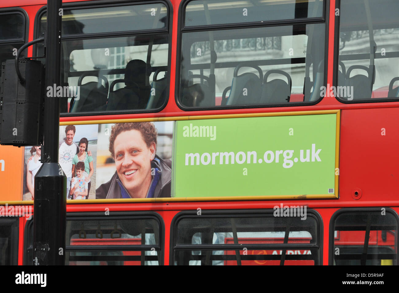 Piccadilly Circus Station, London, UK. 8. April 2013. Londoner Busse mit Werbung für die Mormonen-Kirche. Die Kirche Jesu Christi der Heiligen der letzten Tage startet einer Werbekampagne in London mit den Slogans 'Ich bin ein Mormone' und 'Ask Mormone', die Kampagne im Rohr und in Bussen ist auf der Rückseite der Bühne Komödie musical, The Book of Mormon. Bildnachweis: Matthew Chattle / Alamy Live News Stockfoto