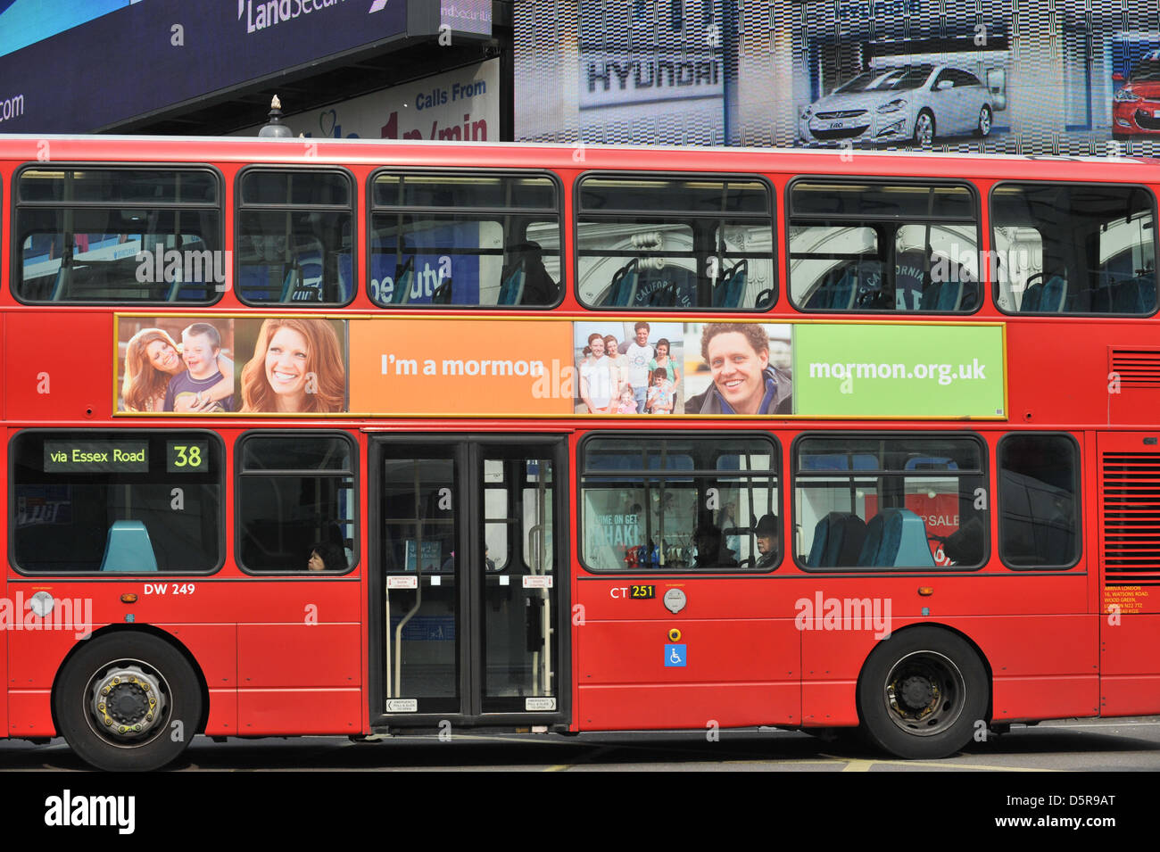 Piccadilly Circus Station, London, UK. 8. April 2013. Londoner Busse mit Werbung für die Mormonen-Kirche. Die Kirche Jesu Christi der Heiligen der letzten Tage startet einer Werbekampagne in London mit den Slogans 'Ich bin ein Mormone' und 'Ask Mormone', die Kampagne im Rohr und in Bussen ist auf der Rückseite der Bühne Komödie musical, The Book of Mormon. Bildnachweis: Matthew Chattle / Alamy Live News Stockfoto