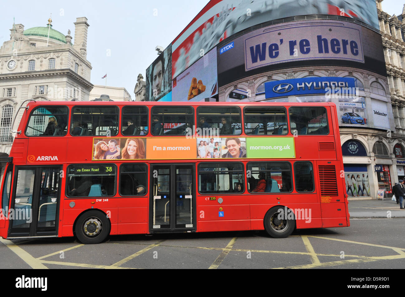 Piccadilly Circus Station, London, UK. 8. April 2013. Londoner Busse mit Werbung für die Mormonen-Kirche. Die Kirche Jesu Christi der Heiligen der letzten Tage startet einer Werbekampagne in London mit den Slogans 'Ich bin ein Mormone' und 'Ask Mormone', die Kampagne im Rohr und in Bussen ist auf der Rückseite der Bühne Komödie musical, The Book of Mormon. Bildnachweis: Matthew Chattle / Alamy Live News Stockfoto