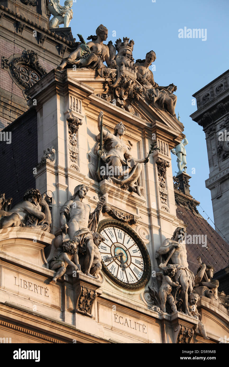 Uhr des Rathauses Paris im Marais-Viertel von Paris. Stockfoto