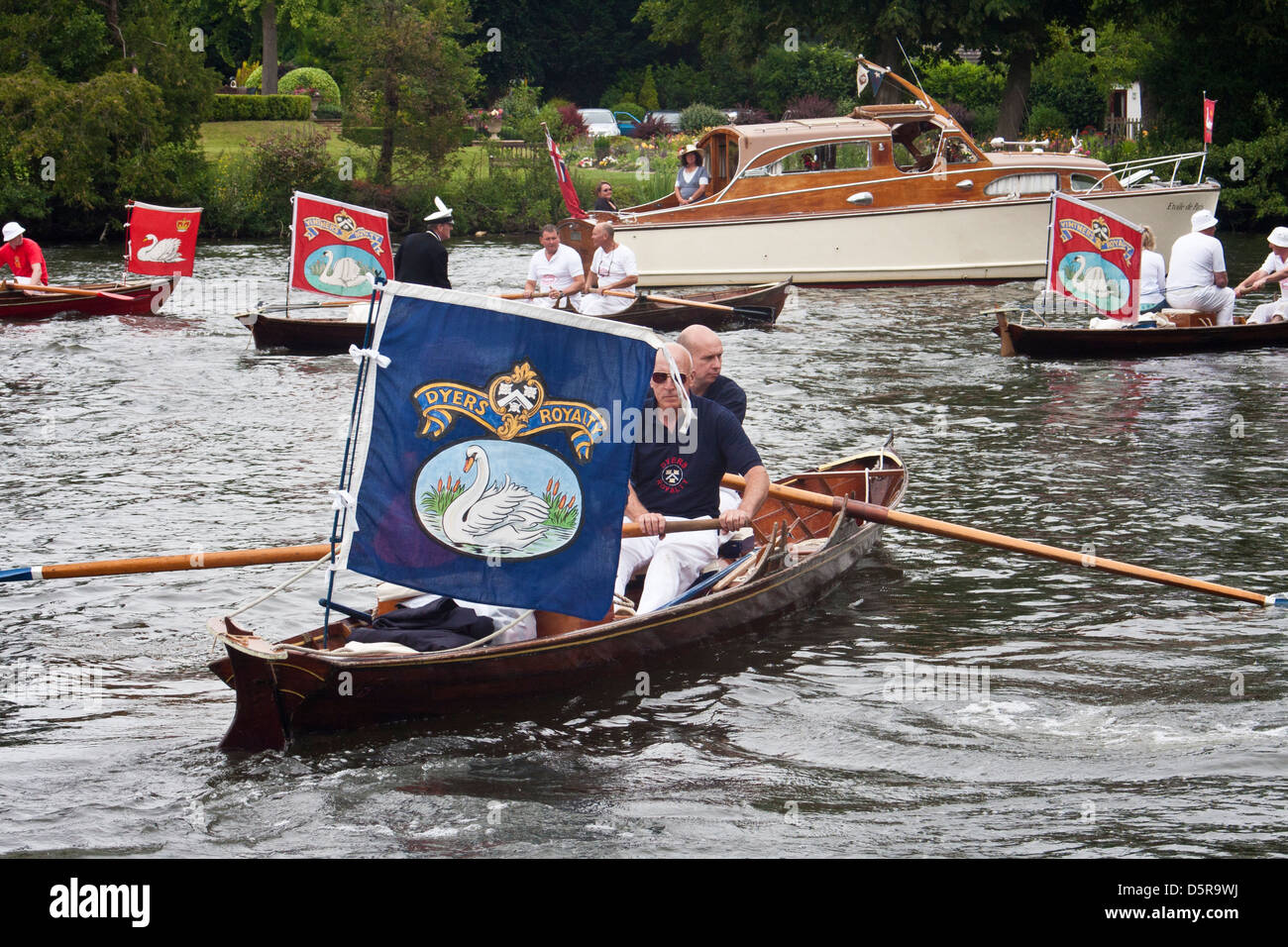 Die Worshipful Company of Dyers ruht stromaufwärts an der Themse während der jährlichen Schwanenaufwärtszählung. Stockfoto