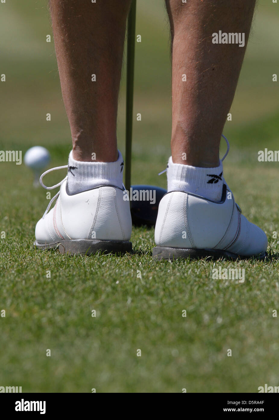 Ein Mann bereitet, während eines Golf-Spiels zu schwingen Stockfoto