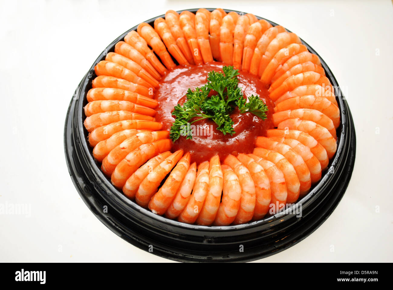Vorspeise-Garnelen-Ring mit Petersilie und Fisch-Sauce Stockfoto