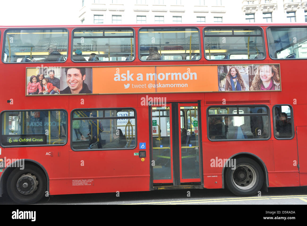 Regent Street, London, UK. 8. April 2013. Londoner Busse mit Werbung für die Mormonen-Kirche. Die Kirche Jesu Christi der Heiligen der letzten Tage startet einer Werbekampagne in London mit den Slogans 'Ich bin ein Mormone' und 'Ask Mormone', die Kampagne im Rohr und in Bussen ist auf der Rückseite der Bühne Komödie musical, The Book of Mormon. Bildnachweis: Matthew Chattle / Alamy Live News Stockfoto