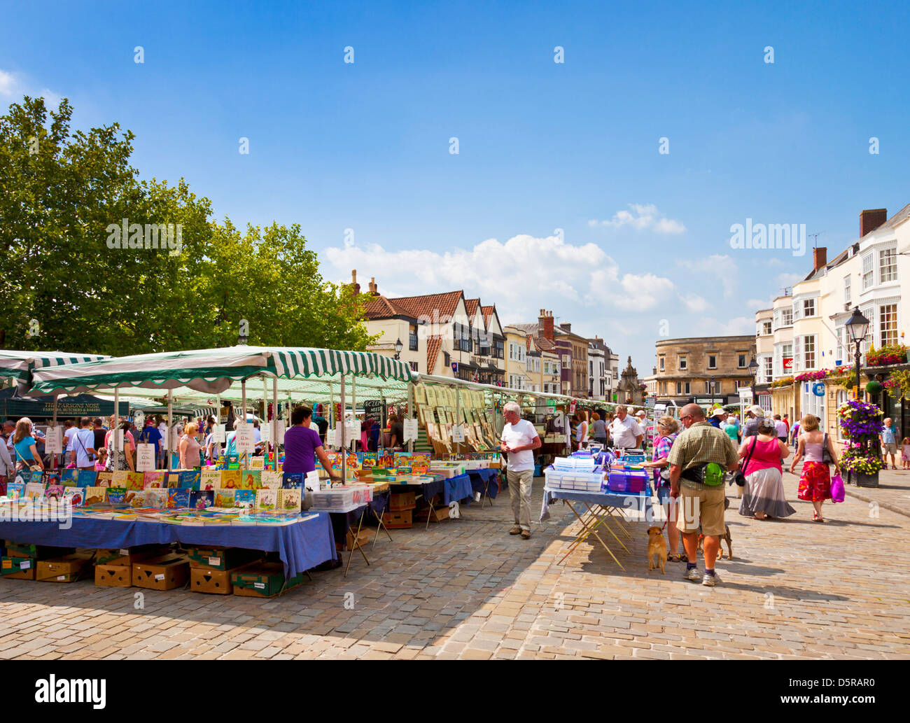 Traditionellen Marktständen in Brunnen Stadt Marktplatz Somerset England UK GB EU England Stockfoto
