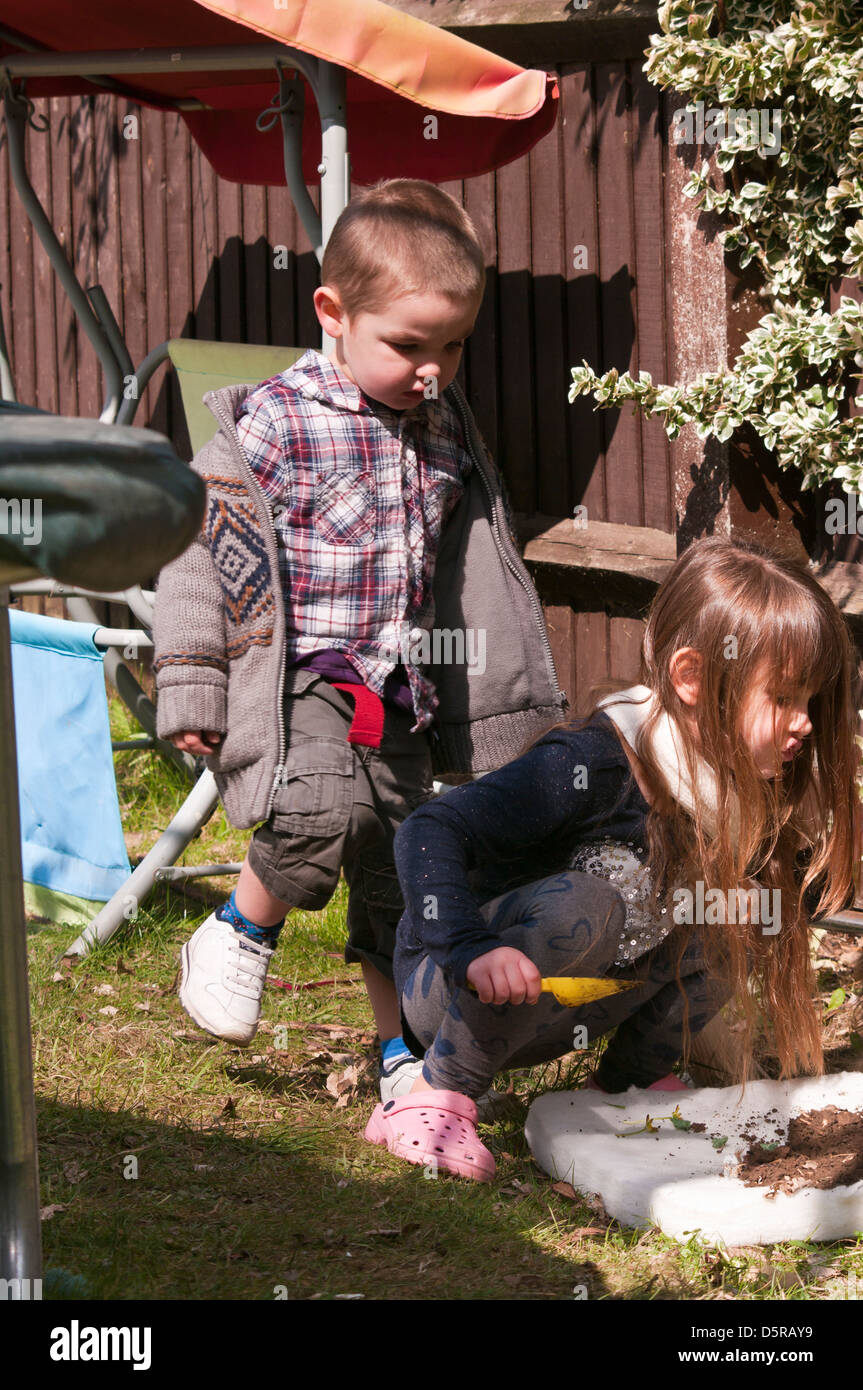 Kleinen Bruder und Schwester zusammen im Garten zu spielen Stockfoto