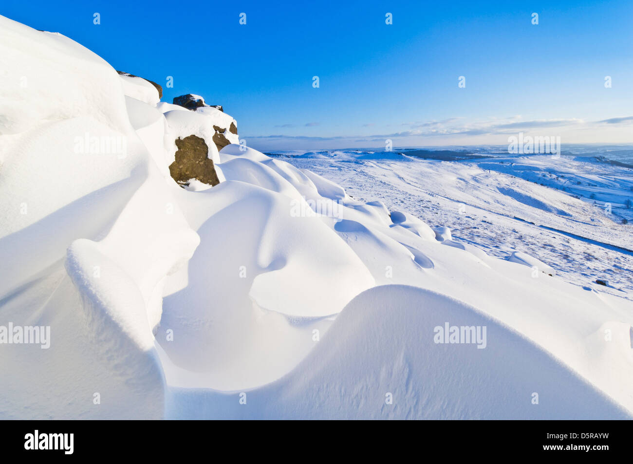 Schneeverwehungen Peak District Nationalpark Stanage Edge Schneelandschaft Peak District Nationalpark Derbyshire England GB Europa Stockfoto