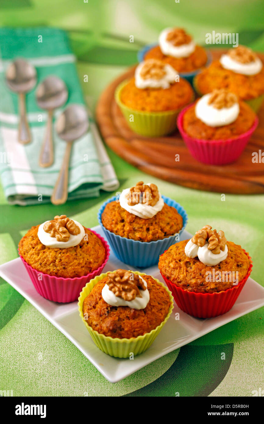 Cupcakes mit Karotten und Walnüssen. Rezept zur Verfügung. Stockfoto
