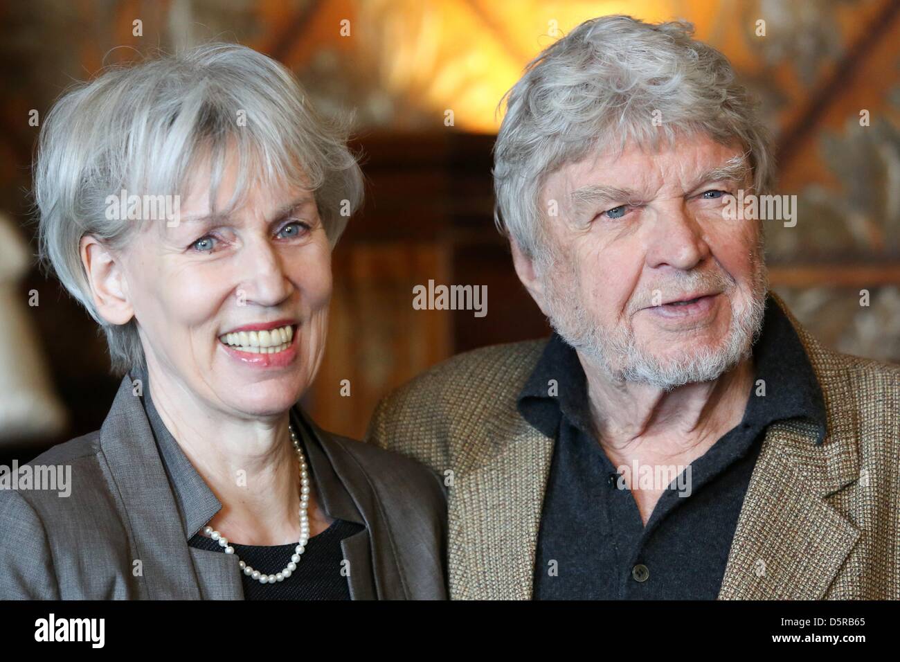 Hamburgs kulturelle Senator Barbara Kisseler und Schauspieler Hardy Krüger besuchen eine Presseveranstaltung im Rathaus von Hamburg, Deutschland, 8. April 2013. Krueger präsentierte ein Projekt gegen Rechtsextremismus Begriffe angesprochen, junge Menschen auf die Presse-Event. Foto: Bodo Marks Stockfoto