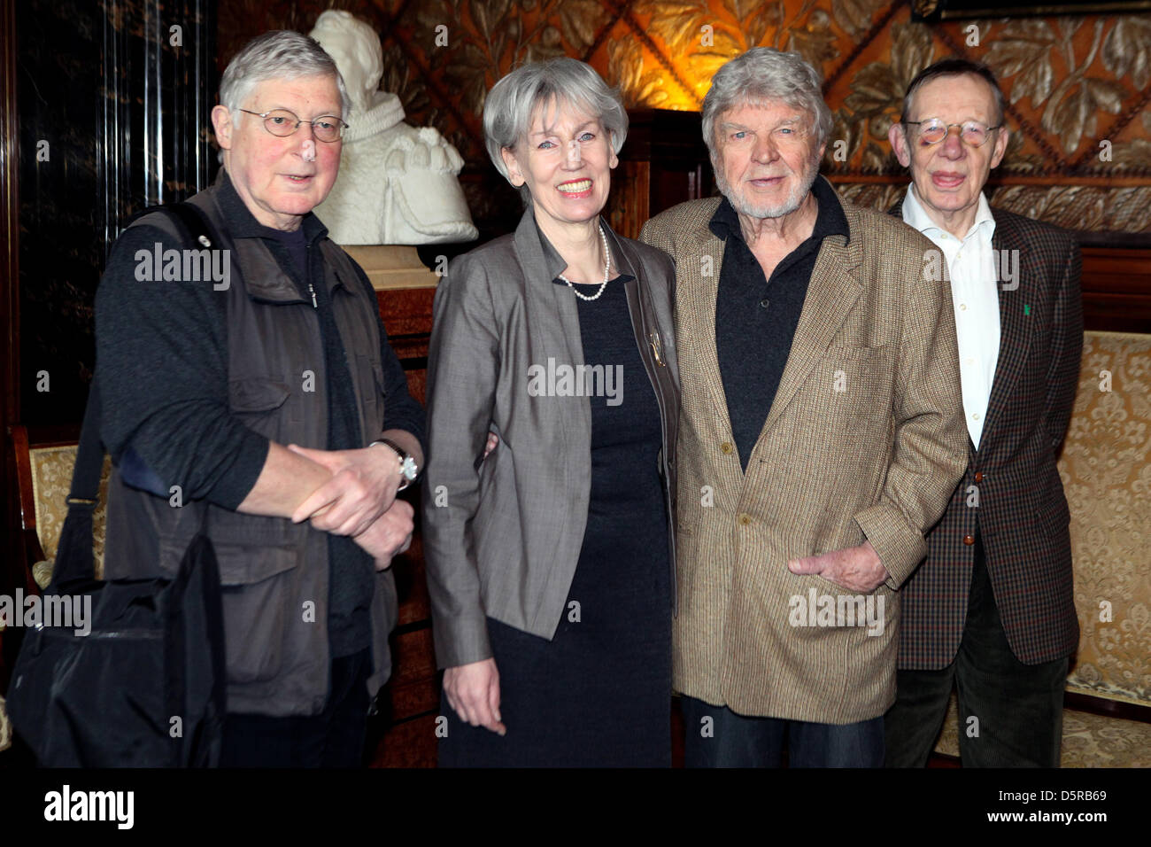 Journalist Klaus Bednarz (L-R), Hamburgs kulturelle Senator Barbara Kisseler, Schauspieler Hardy Krüger und Regisseur Hark Bohm besuchen eine Presseveranstaltung im Rathaus von Hamburg, Deutschland, 8. April 2013. Krueger präsentierte ein Projekt gegen Rechtsextremismus Begriffe angesprochen, junge Menschen auf die Presse-Event. Foto: Bodo Marks Stockfoto