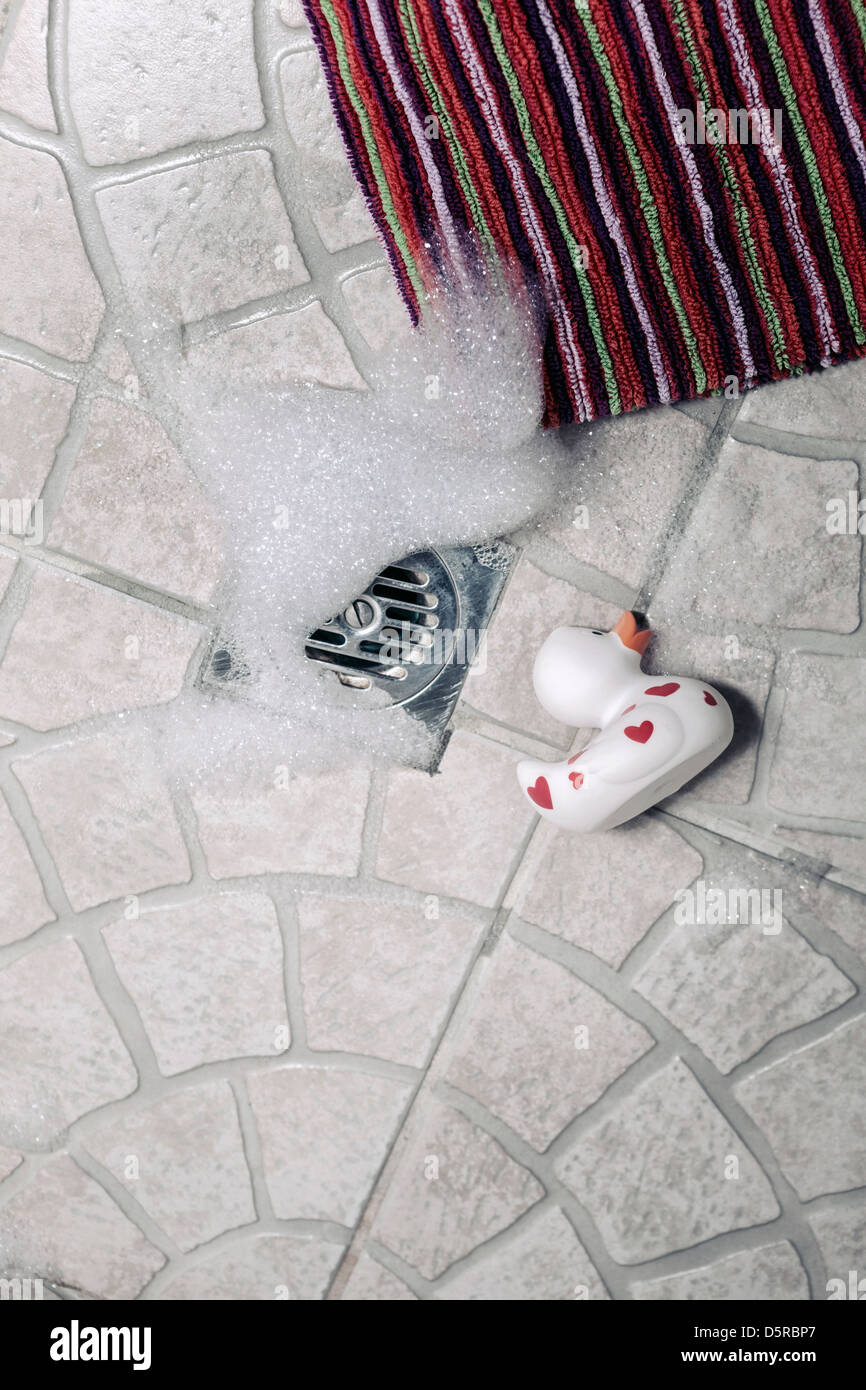 eine Gummiente mit Schaum sitzen in der Dusche Stockfoto