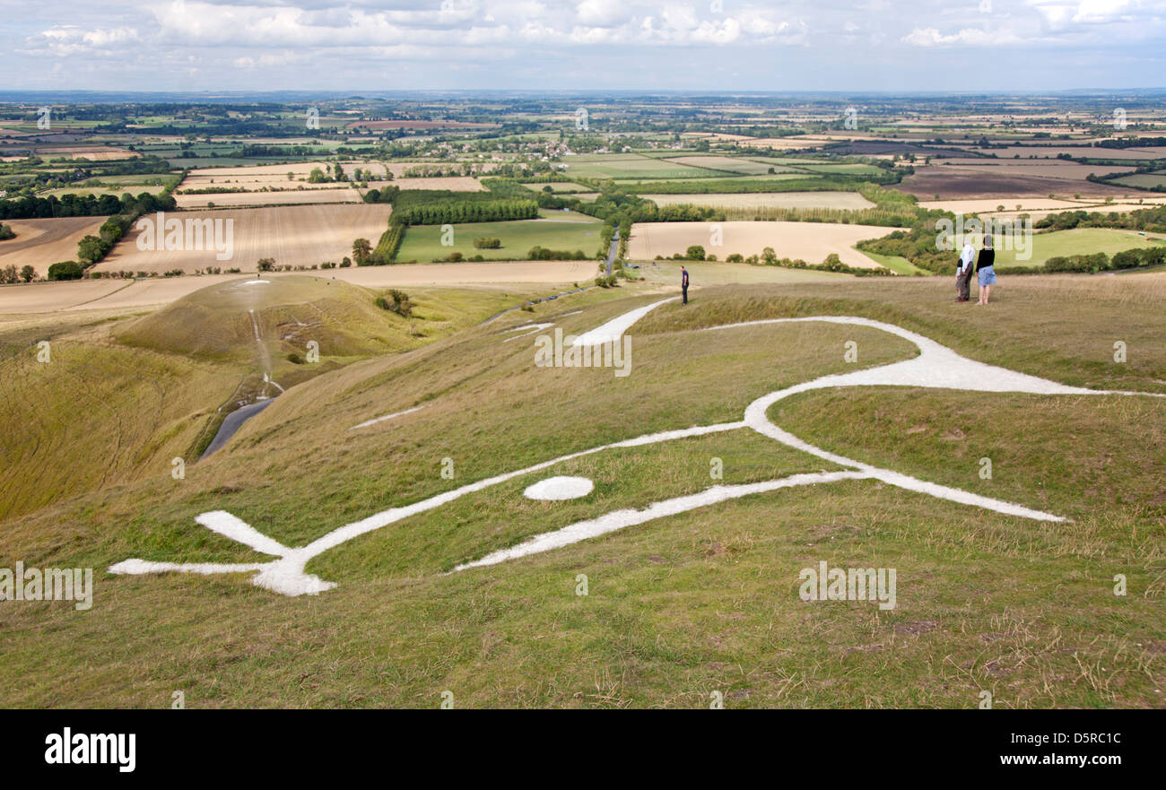 Das Uffington White Horse, eine prähistorische Figur geschnitzt mit Kreide auf einer Böschung der Berkshire Downs mit Blick auf Dragon Hill unten. Stockfoto