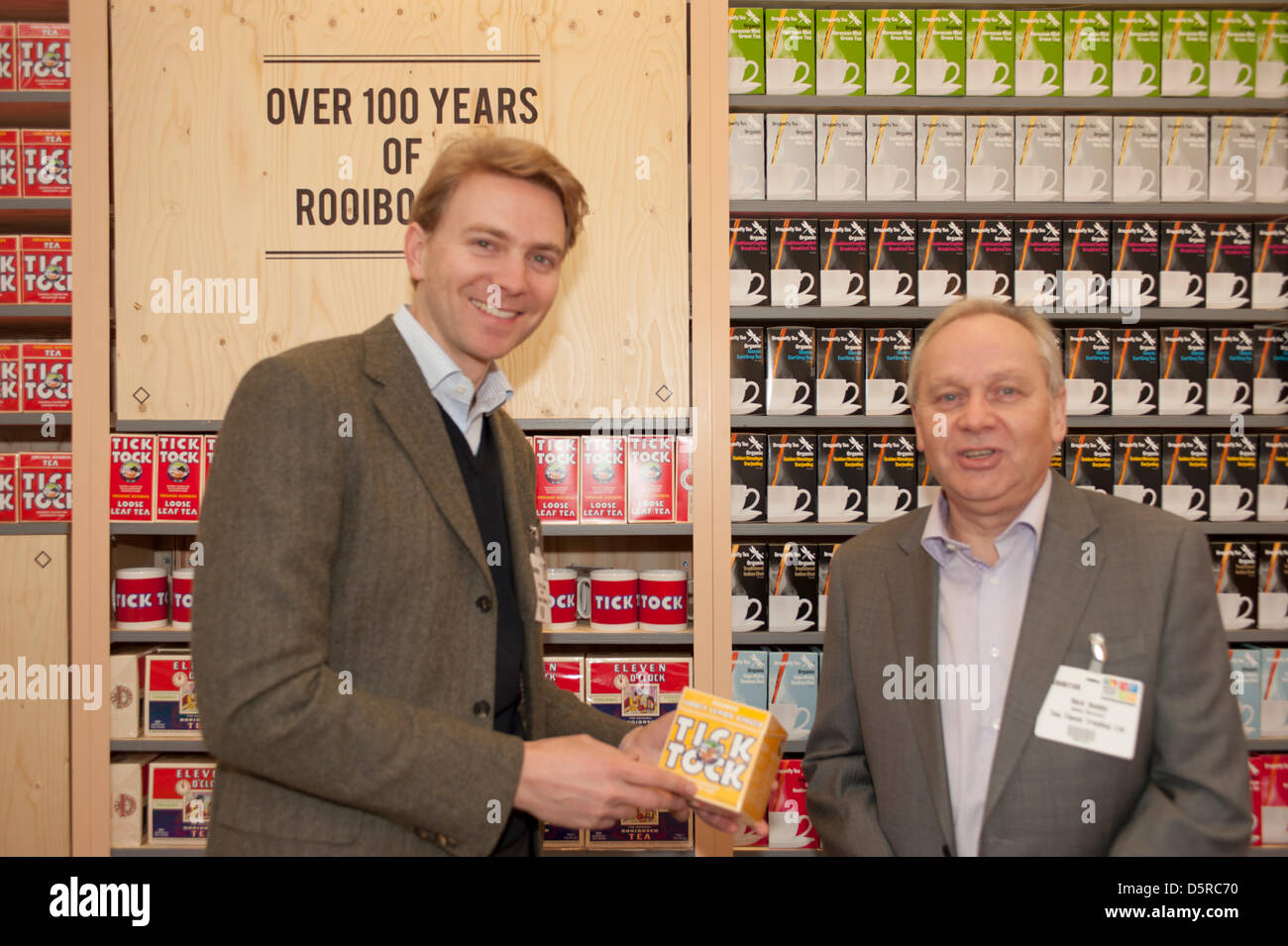 London, UK. 8. April 2013. 8.4.13 Tick Tock Dragonfly Tee stehen bei The Natural Food Show in der Grand Hall, Olympia, London. Bildnachweis: Malcolm Park / Alamy Live News Stockfoto