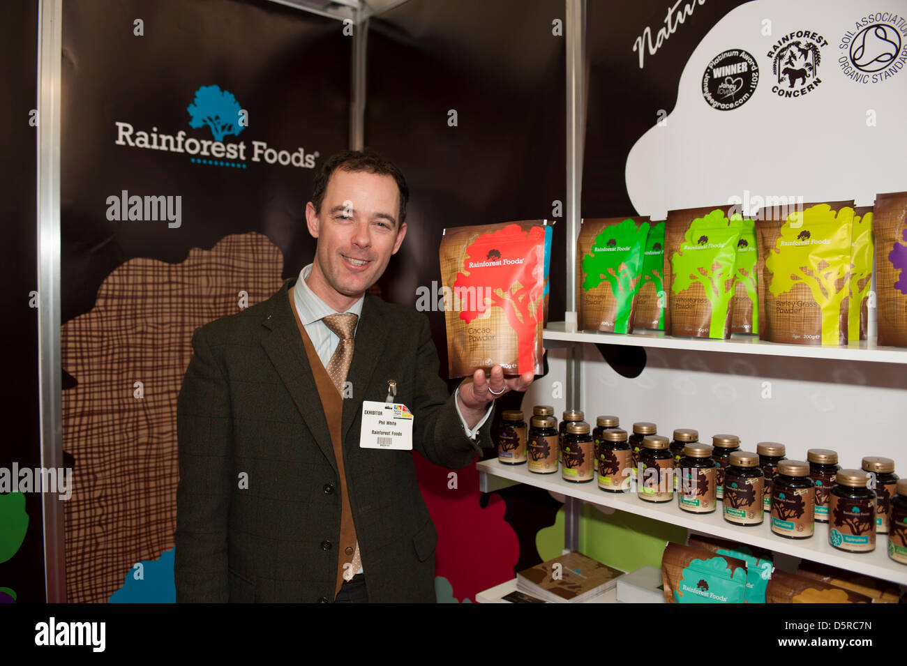 London, UK. 8. April 2013. 8.4.13 stehen the Rainforest Foods bei The Natural Food Show in der Grand Hall, Olympia, London. Zertifizierte Bio, Vegan freundliche Premium Superfoods. Bildnachweis: Malcolm Park / Alamy Live News Stockfoto