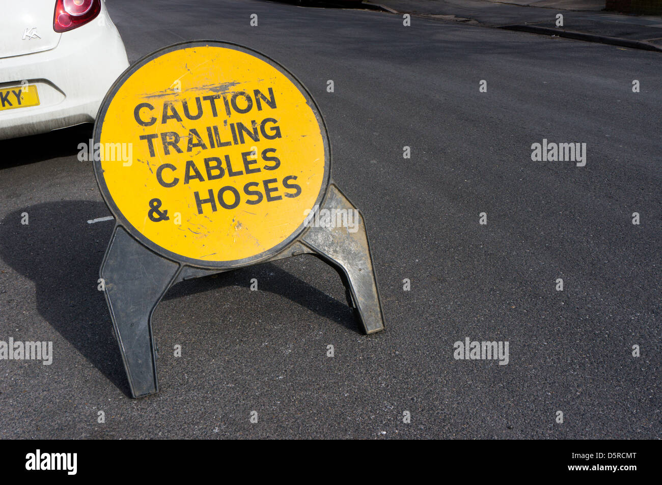 Ein Schild warnt vor Schleppkabel und Schläuche vor eine Fläche von Baustellen. Stockfoto