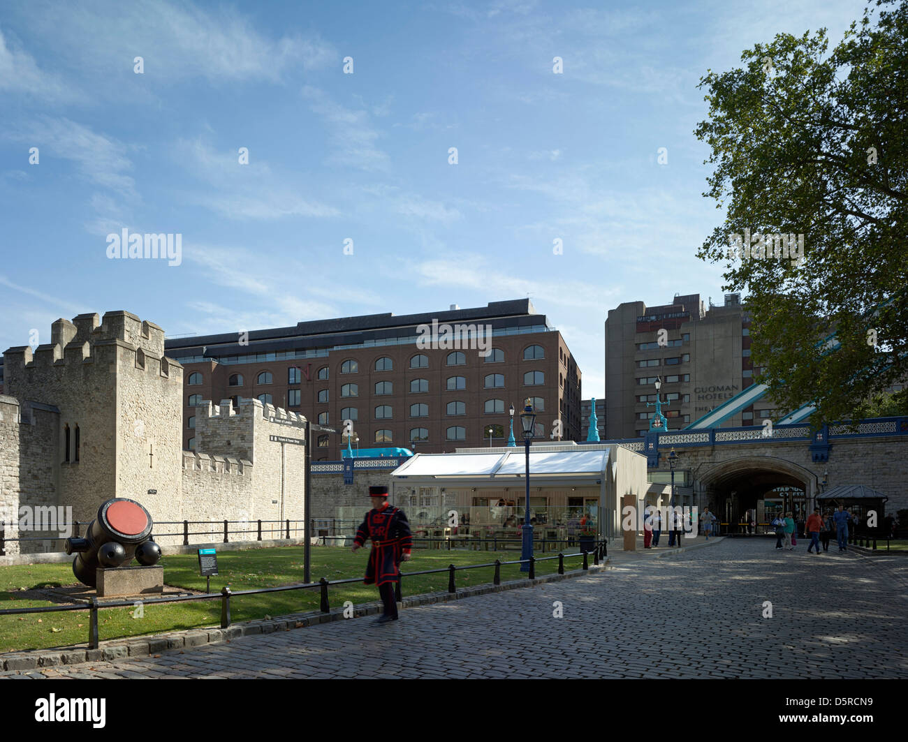 Tower Cafe Wharf, London, Vereinigtes Königreich. Architekt: Tony Fretton Architekten AG, 2012. Fernblick aus dem Westen auf The Wharf Stockfoto