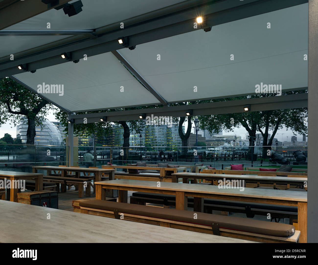 Tower Cafe Wharf, London, Vereinigtes Königreich. Architekt: Tony Fretton Architekten AG, 2012. Dämmerung des äußeren Essbereich. Stockfoto