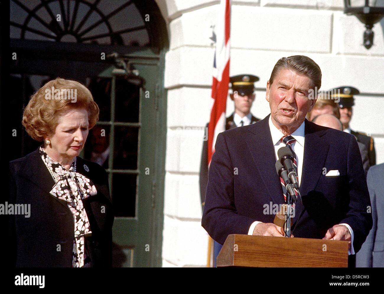 Bilder-Datei: US-Präsident Ronald Reagan, Recht, eine gemeinsame Erklärung Fragen, als Premierministerin Margaret Thatcher von Großbritannien, links, vor dem diplomatischen Eingang des weißen Hauses nach ihrem zweistündigen treffen in Washington, D.C. am Mittwoch, 20. Februar 1985 hört. Thatcher starb an einem Schlaganfall bei 87 Montag, 8. April 2013. Bildnachweis: Arnie Sachs / CNP/Alamy Live News Stockfoto