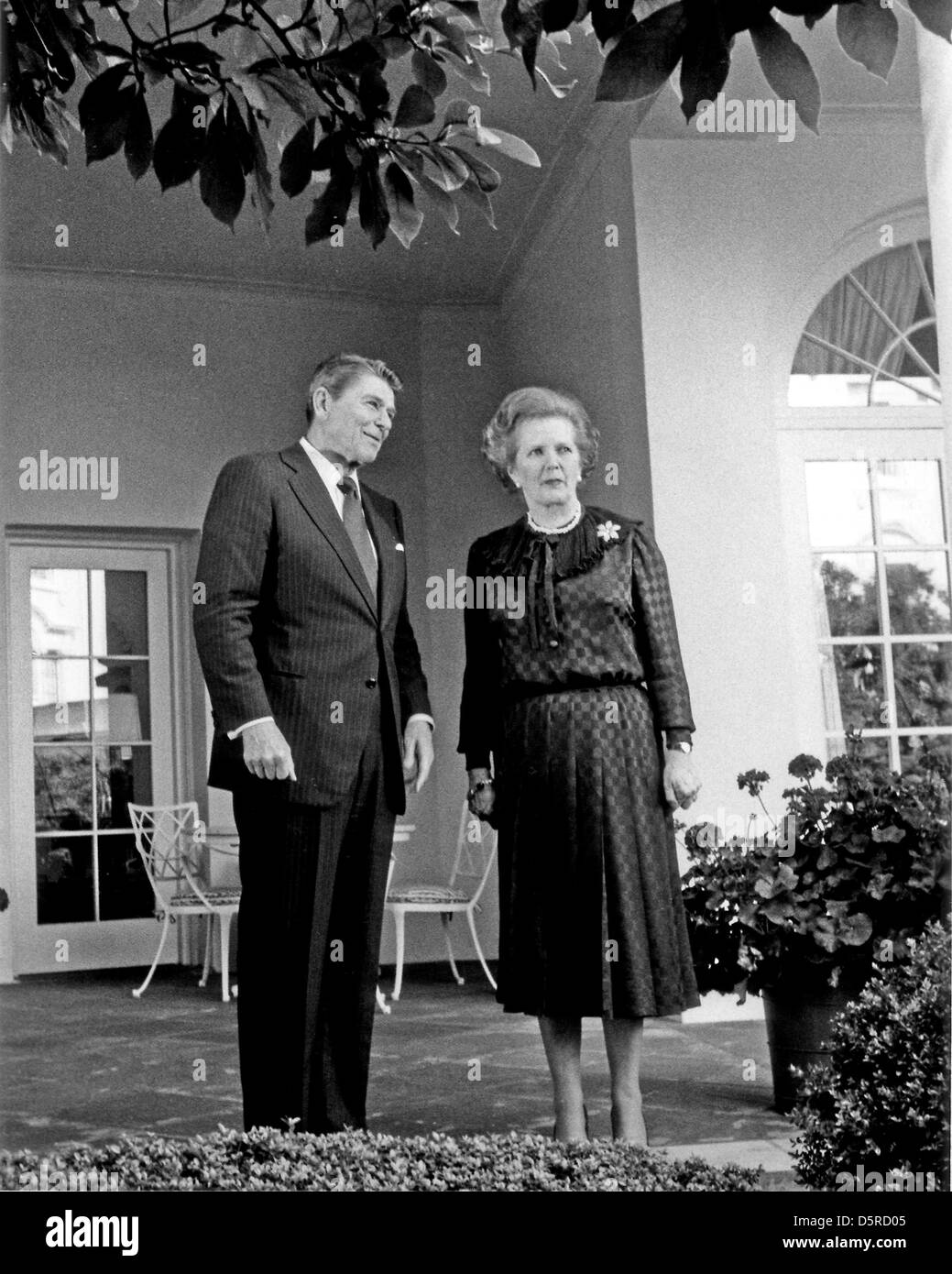 Bilder-Datei: US-Präsident Ronald Reagan und Premierministerin Margaret Thatcher von Großbritannien posieren für Fotografen im Rose Garden außerhalb des Oval Office des weißen Hauses vor ihrem Treffen in Washington, D.C. am Mittwoch, 23. Juni 1982. Thatcher starb an einem Schlaganfall bei 87 Montag, 8. April 2013. Bildnachweis: Howard L. Sachs / CNP/Alamy Live News Stockfoto