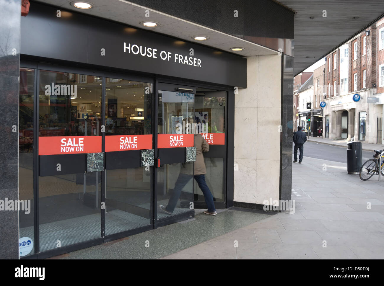eine Frau betritt einen Zweig des Hauses bundesweit Händler von Fraser in Richmond nach Themse, Surrey, england Stockfoto