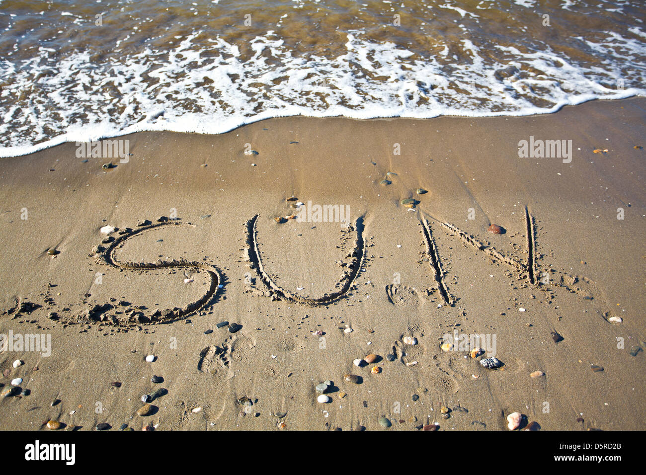 das Wort geschrieben im nassen Sand am Strand Marbella Stockfoto