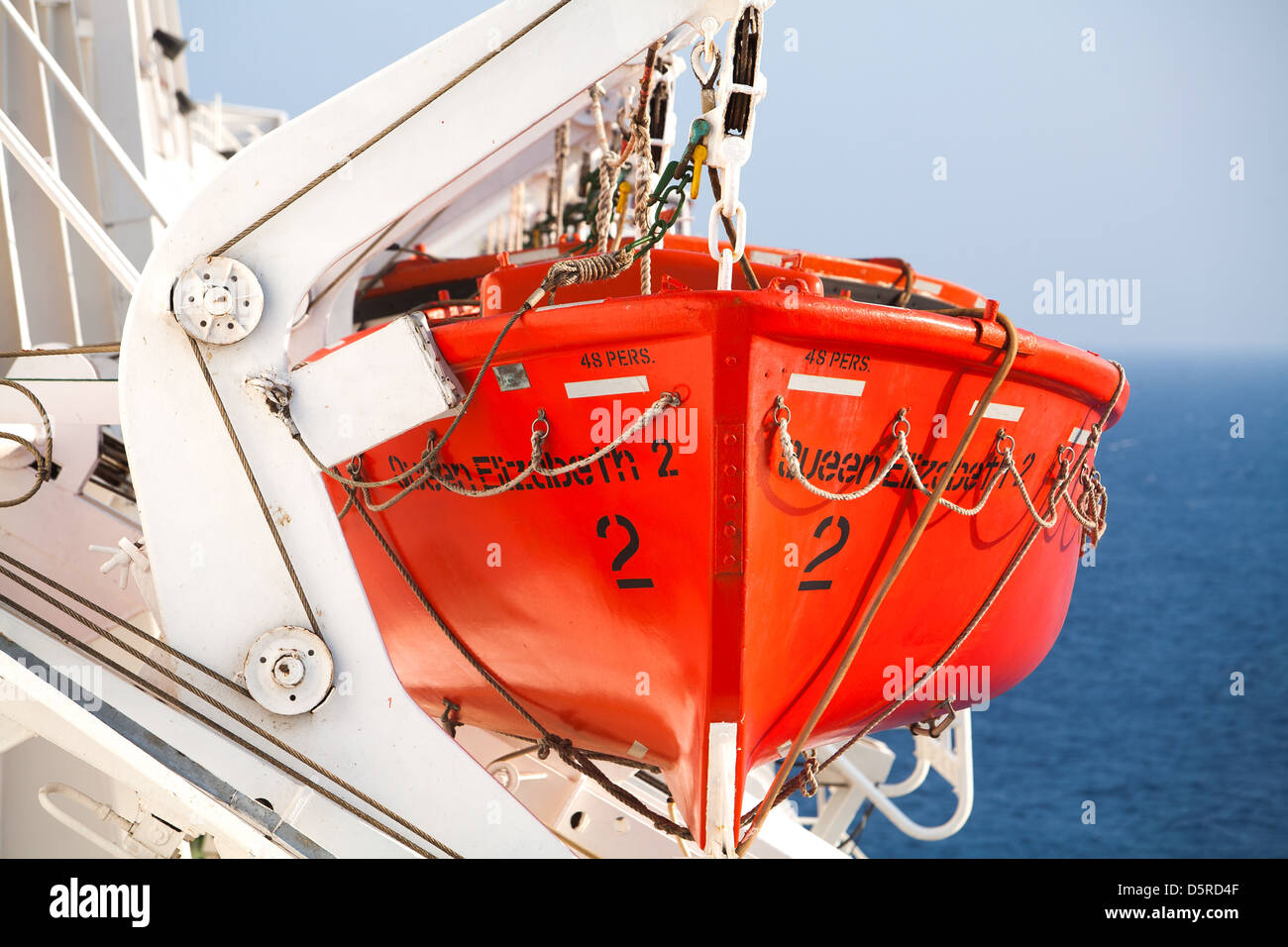 Rettungsboote an Davits gehängt. CUNARD Schiff QE2 Stockfoto