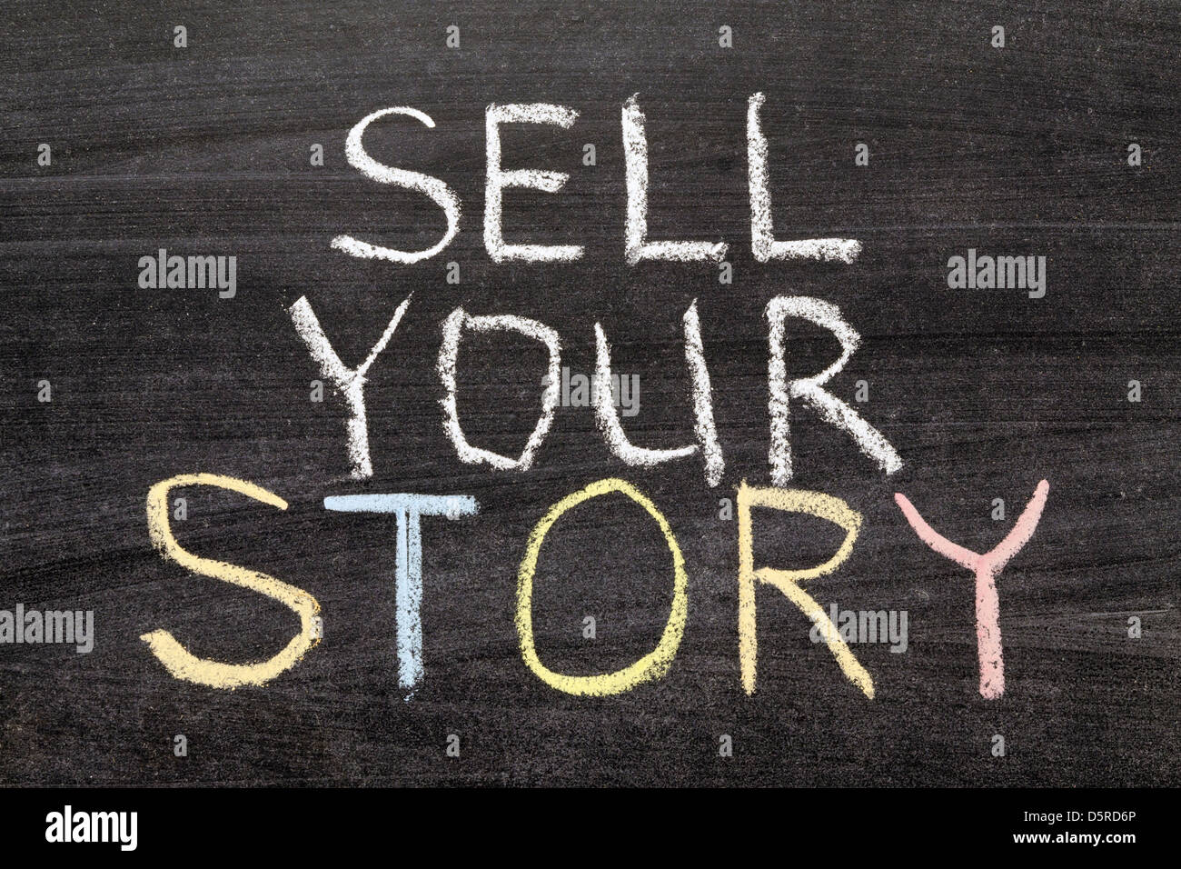 verkaufen Sie Ihre Geschichte Ausdruck handschriftlich auf der Schultafel Stockfoto
