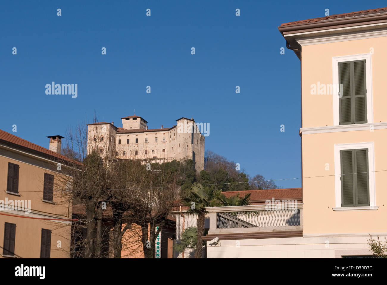 die Stadt von Angera mit der "Rocca" auf einem Hügel, Lombardei, Italien Stockfoto