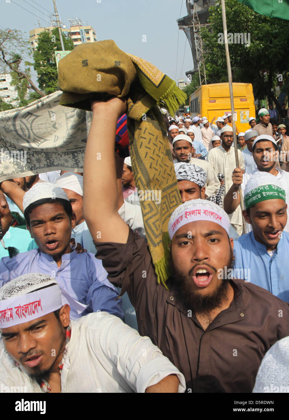 Dhaka, Bangladesch. 8. April 2013. Aktivisten der islamistischen Organisation Hefajat-e-Islam Parolen schreien, als sie während einer Nation große Streik in Dhaka am 8. April 2013 rally, Hefajat-e-Islam genannt haben einen landesweiten Streik drücken, das nationale Parlament, Blasphemie-Gesetz zur Verfolgung der Blogger beleidigen Islam und den Propheten Mohammed in dem mehrheitlich muslimischen Land vorgeworfen zu erlassen. © Monirul Alam (Bild Kredit: Kredit: Monirul Alam/ZUMAPRESS.com/Alamy Live-Nachrichten) Stockfoto