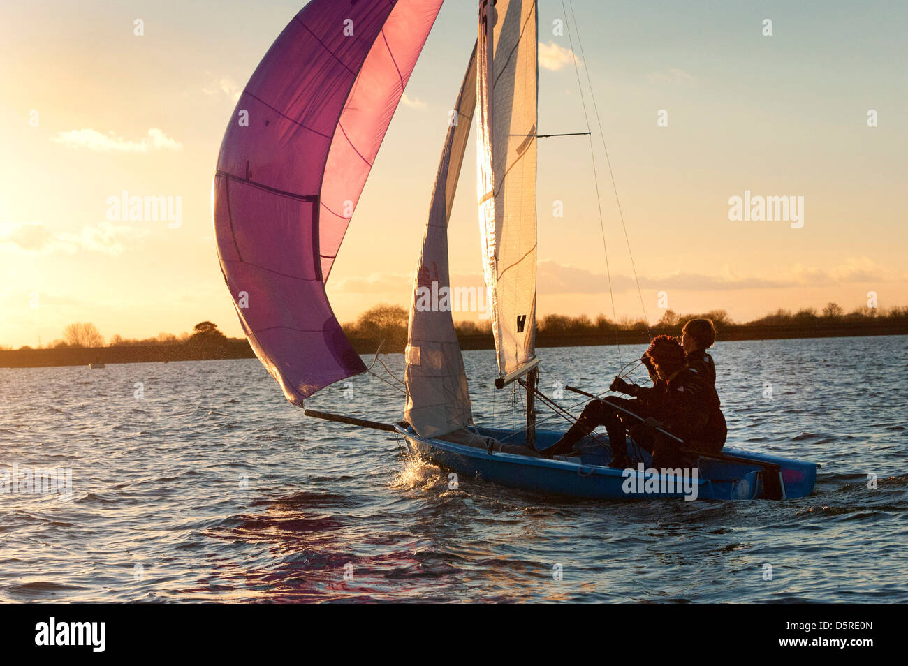 Farmoor, das Reservoir in Oxfordshire, ist der Ort zum Segeln lernen, hier Schülerinnen und Schüler erhalten die Chance, die nächsten Olympioniken werden Stockfoto